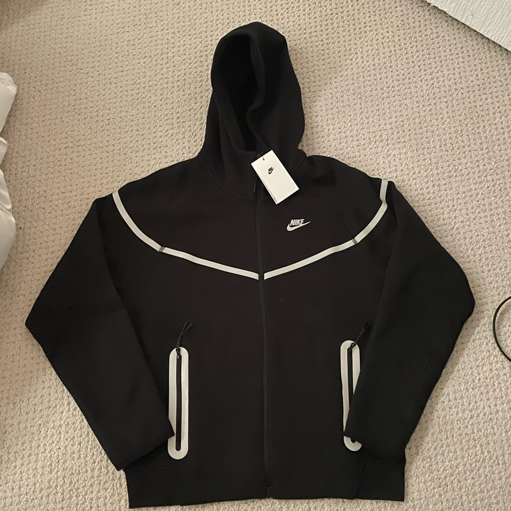NIKE TECH REFLECTIVE HOODIE
SIZE XL FITS LARGE
